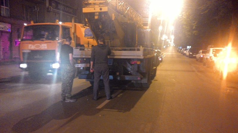 Ночью коммунальщики попытались снять государственные флаги на Сумской фото 2