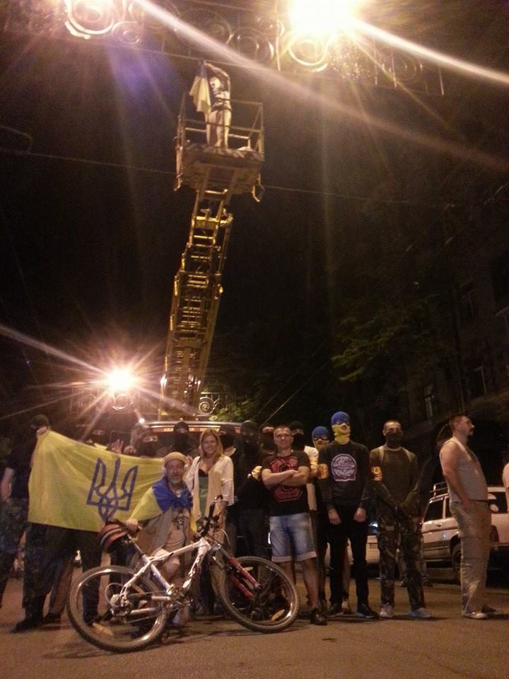 Ночью коммунальщики попытались снять государственные флаги на Сумской фото