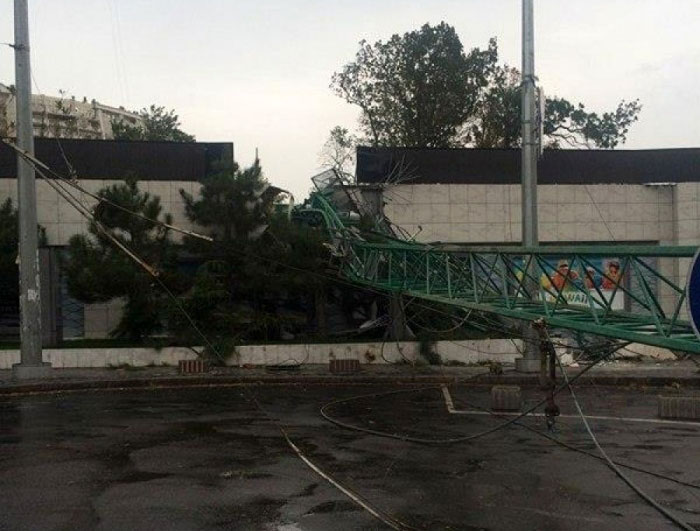 В Одессе строительный кран рухнул на крышу ресторана