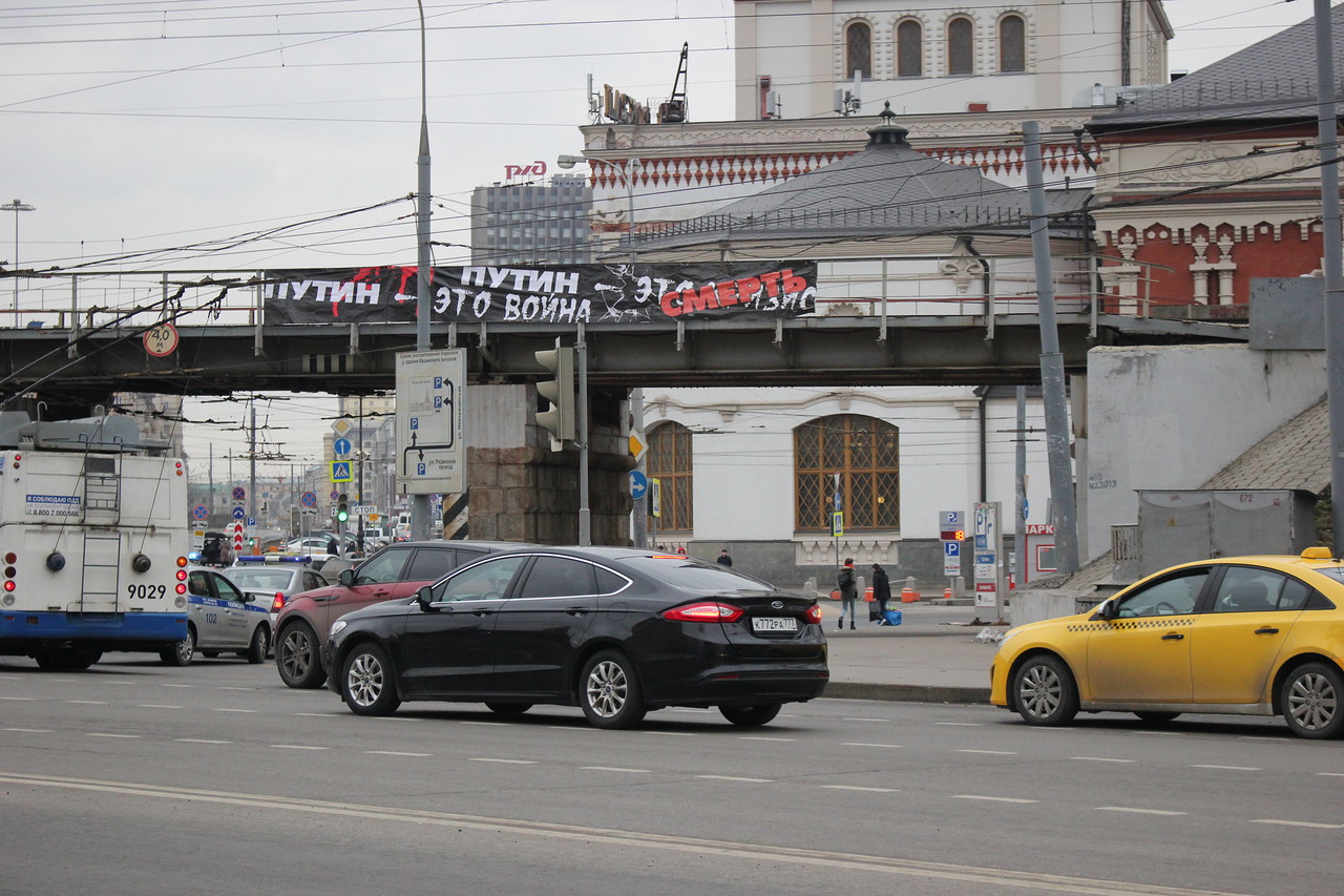 В столице задержали активистов за баннер «Путин — это война»